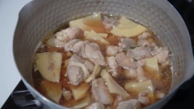 Pişirilmiş tavuk budu ve bambu filizleri.