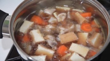 Tavuk budu, bambu filizleri ve bol yağda kızartılmış tofu güveci.