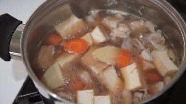 Tavuk budu, bambu filizleri ve bol yağda kızartılmış tofu güveci.