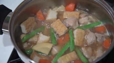 Tavuk budu, bambu filizleri ve bol yağda kızartılmış tofu güveci.