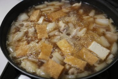 Tavuk budu, daikon turp ve bol yağda kızartılmış tofu.