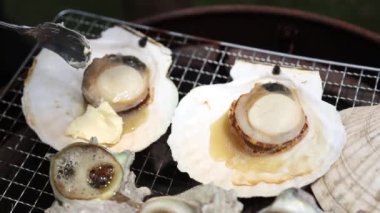 Kömürün üzerinde ızgara yapılmış deniz ürünleri.