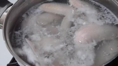 Kaynayan tavuk kanadı resmi