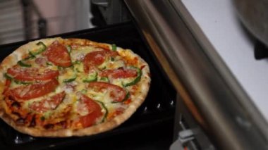 Kadın evde pizza pişirme