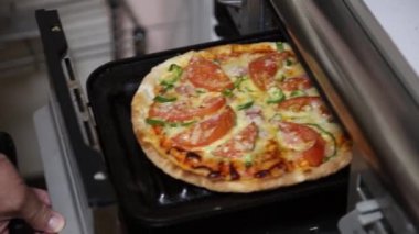 Kadın evde pizza pişirme