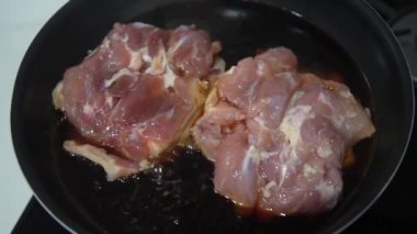 Soya sosunda haşlanmış tavuk budu nasıl yapılır?