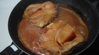 Soya sosunda haşlanmış tavuk budu nasıl yapılır?