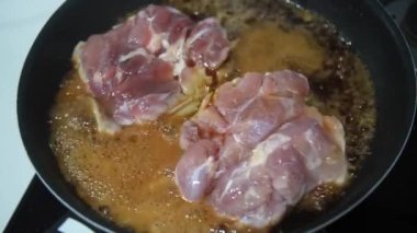 Soya sosunda haşlanmış tavuk budu nasıl yapılır?