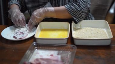 Tonkatsu yapan bir kadın.