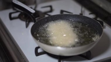 Kızarmış domuz pirzolası.