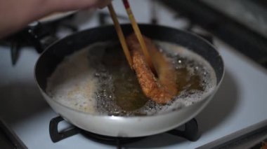 Kızarmış domuz pirzolası.