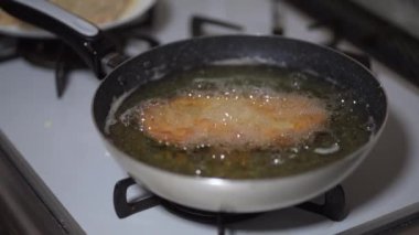 Kızarmış domuz pirzolası.