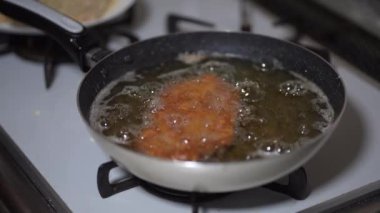 Kızarmış domuz pirzolası.