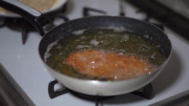 Kızarmış domuz pirzolası.