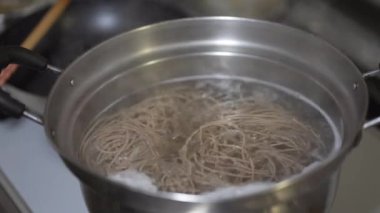 Soba şehriyelerinin nasıl kaynatıldığının resmi.