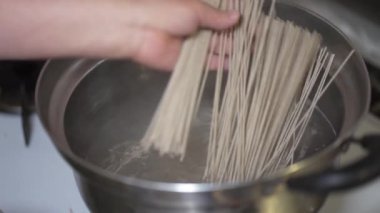 Soba şehriyelerinin nasıl kaynatıldığının resmi.