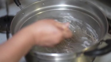 Soba şehriyelerinin nasıl kaynatıldığının resmi.