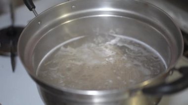 Soba şehriyelerinin nasıl kaynatıldığının resmi.