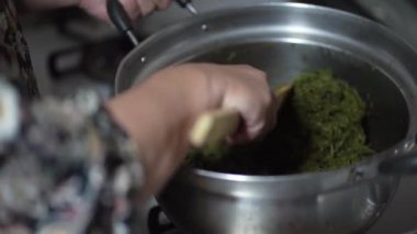 Sansho biberi yapan bir kadın.