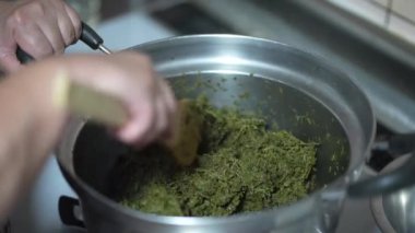 Sansho biberi yapan bir kadın.