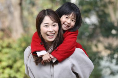 Gülümseyen ebeveynler ve çocuklar