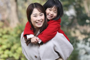 Gülümseyen ebeveynler ve çocuklar