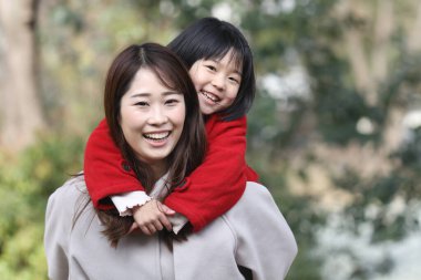 Gülümseyen ebeveynler ve çocuklar