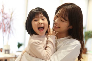 Gülümseyen ebeveynler ve çocuklar