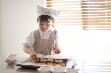 Tatlı yapan bir kız