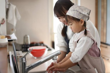 Aileler ve çocuklar ellerini yıkıyor.