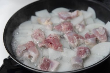 Turp ve tavuk yahnisi yapıyorum.