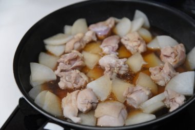 Turp ve tavuk yahnisi yapıyorum.