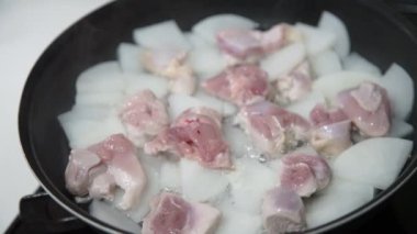 Turp ve tavuk yahnisi yapıyorum.