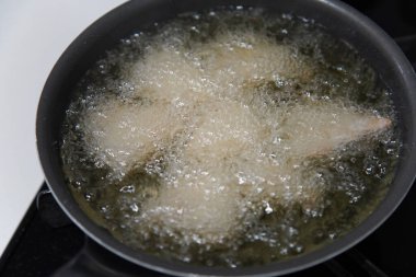 Kızarmış bonito yapıyorum.