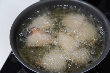 Kızarmış bonito yapıyorum.