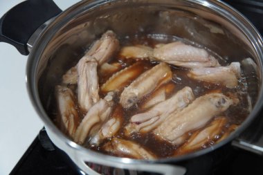 Haşlanmış tavuk kanadı yapmak