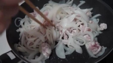 Domuz ve soğan kızartması.