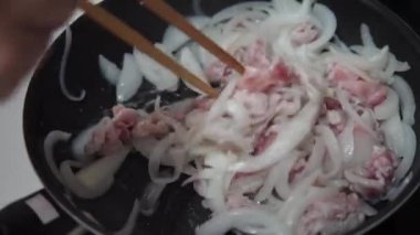 Domuz ve soğan kızartması.