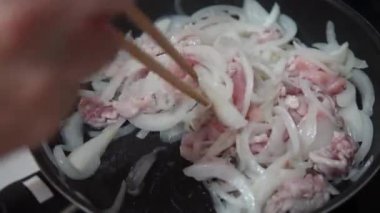 Domuz ve soğan kızartması.