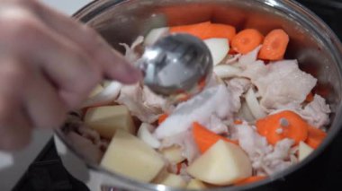 Nikujaga yapmak (biftek ve patates yahnisi))
