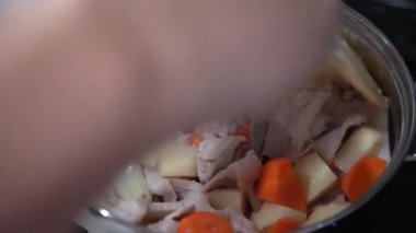 Nikujaga yapmak (biftek ve patates yahnisi))