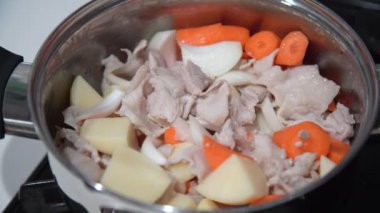 Nikujaga yapmak (biftek ve patates yahnisi))