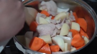 Nikujaga yapmak (biftek ve patates yahnisi))