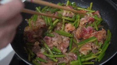 Kızarmış sığır eti ve sarımsak filizleri.