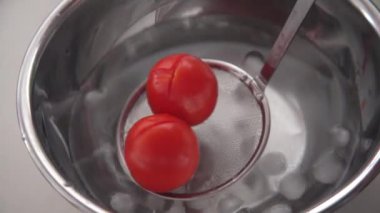 Soğuk suda haşlanmış domates.