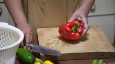 Paprika kesen bir kadın resmi