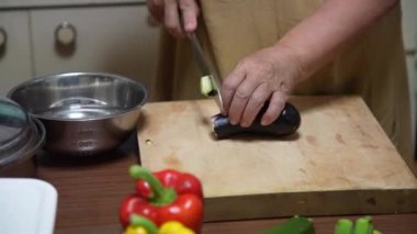 Patlıcan kesen bir kadın.