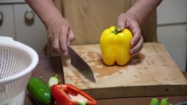 Paprika kesen bir kadın resmi