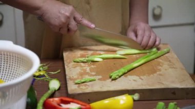 Kuşkonmaz kesen bir kadın resmi