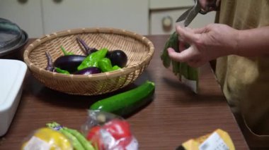 Yemek hazırlayan bir kadın resmi